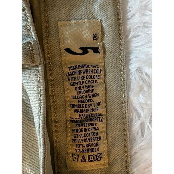 Indigo Rein SZ 5 Woman’s Jr Light Wash Factory Faded/Distressed Denim Jeans - Picture 4 of 10